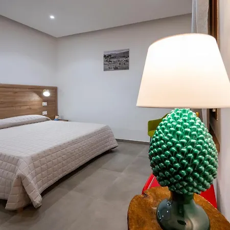 Carmiano Luxury Bedrooms In In The Province Of Syracuse With And Swimming Pool And Wonderful Seaview B&B